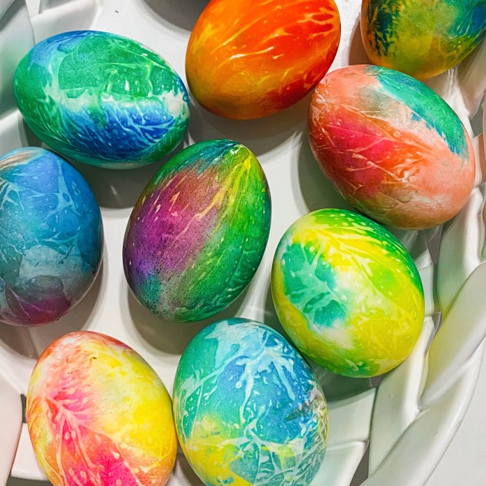 Gel food coloring to dye easter eggs