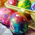 Gel food coloring to dye easter eggs