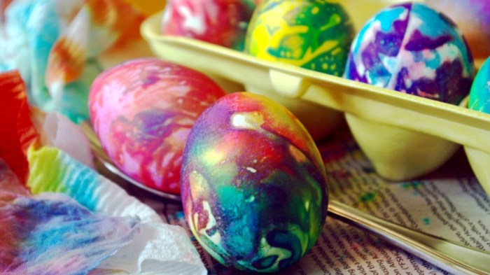 Gel food coloring to dye easter eggs